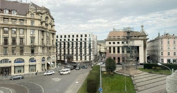 Фото до матеріалу: У центрі Львова під пам'ятником Міцкевича збудують підземний паркінг на 40 місць