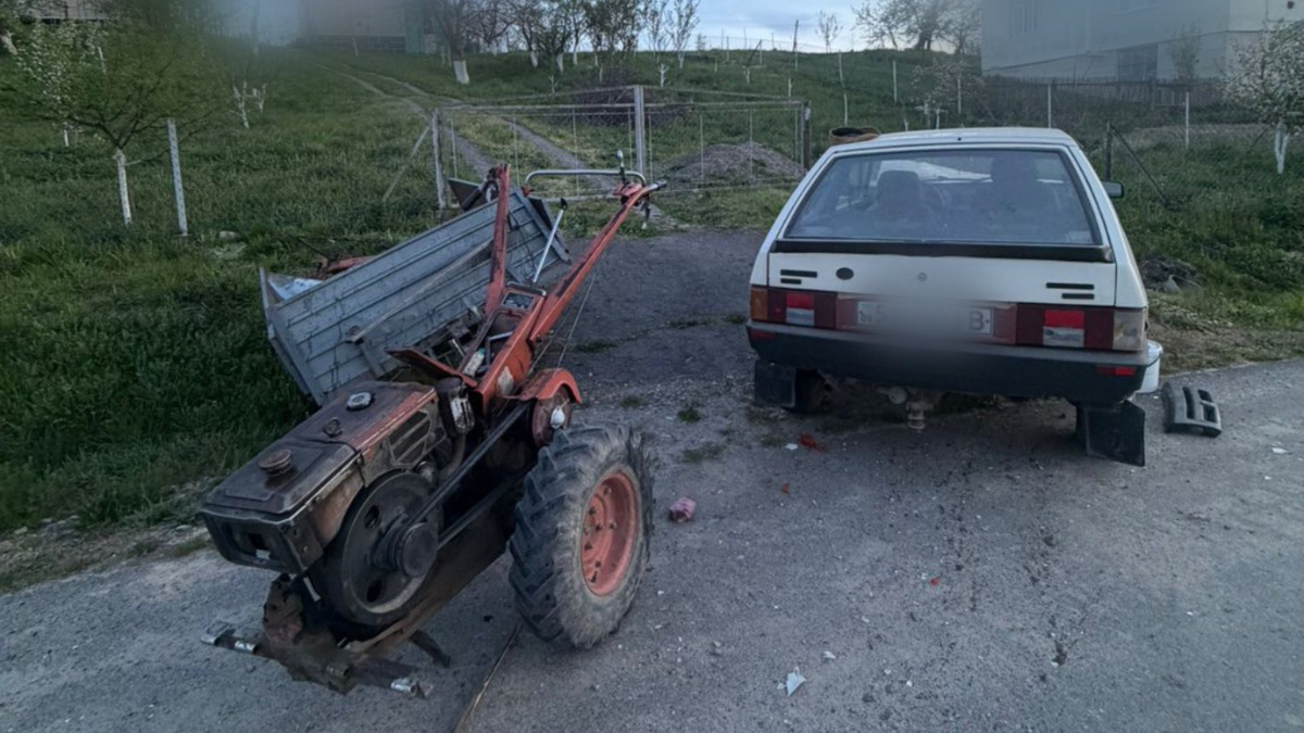 Фото до матеріалу: У Калуському районі автомобіль зіткнувся з мотоблоком: постраждав пенсіонер