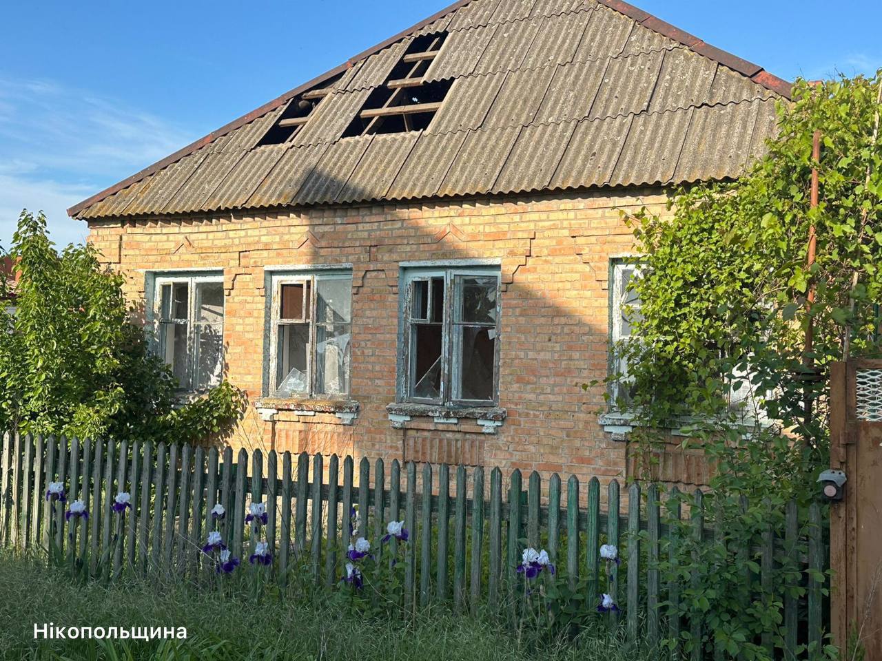 Фото до матеріалу: Понад 20 атак за ніч: на Дніпровщині пошкодили будинки і пожежну частину, збито 16 дронів