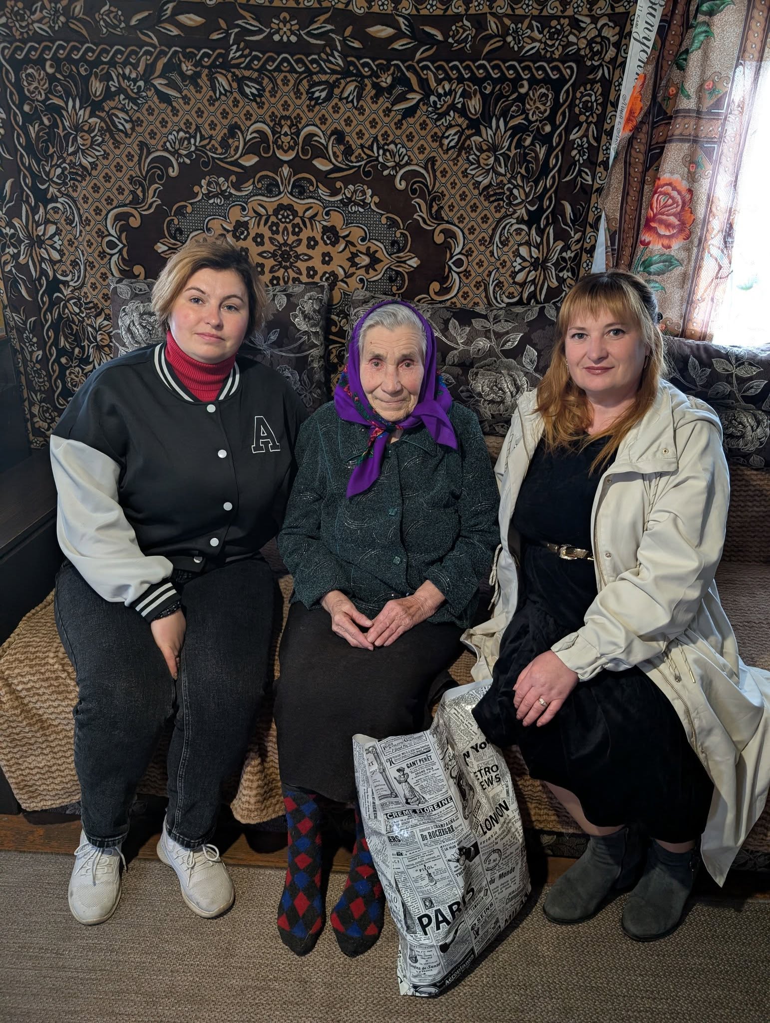 Фото до матеріалу: 90-річний ювілей у Любохинах: привітали довгожительку Ірину Гомзу