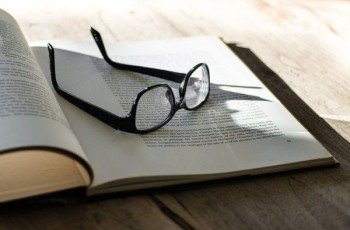 Фото до матеріалу: П'ять звичок, які руйнують зір: лікар назвала небезпечні помилки