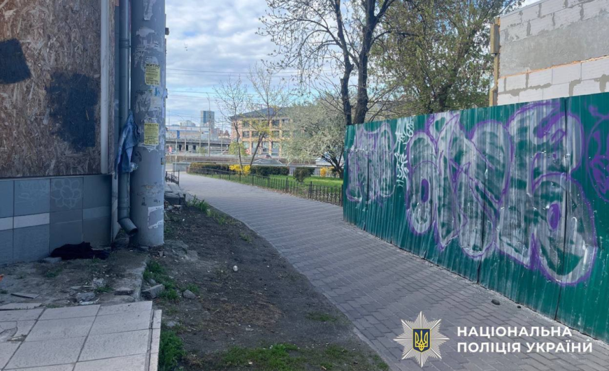Фото до матеріалу: У Києві затримали злочинця, який застосував хімічну зброю на перехідному