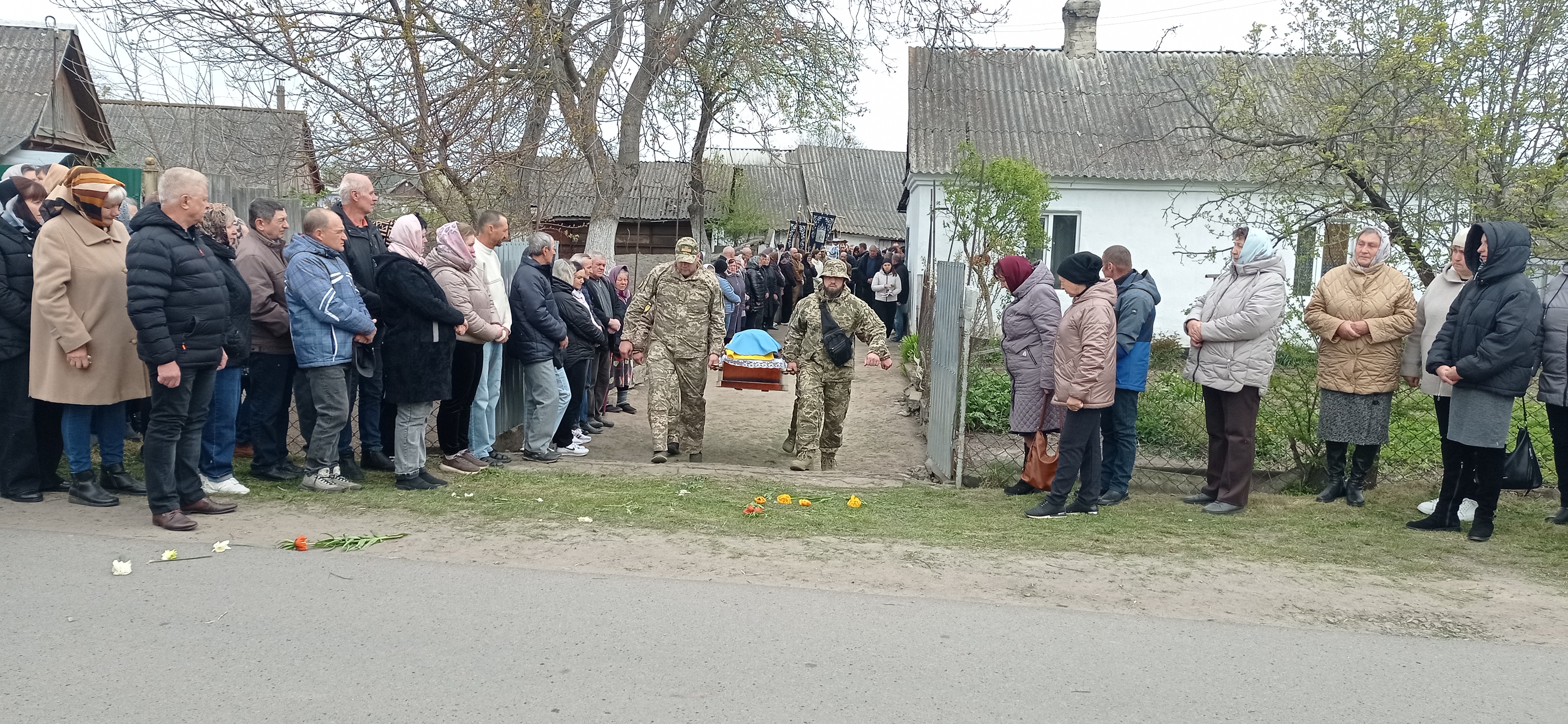 Фото до матеріалу: Прощання з героєм: в Оженині поховали Михайла Куглера, який загинув на Запоріжжі
