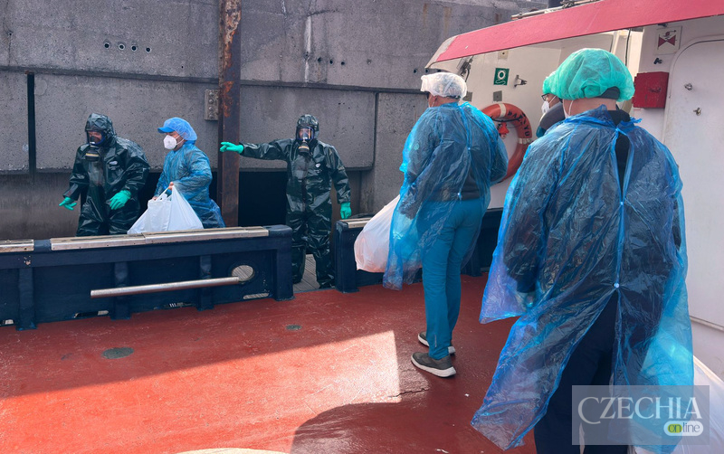 Фото до матеріалу: Туристи з судна з хантавірусом на Тенерифе повертаються додому