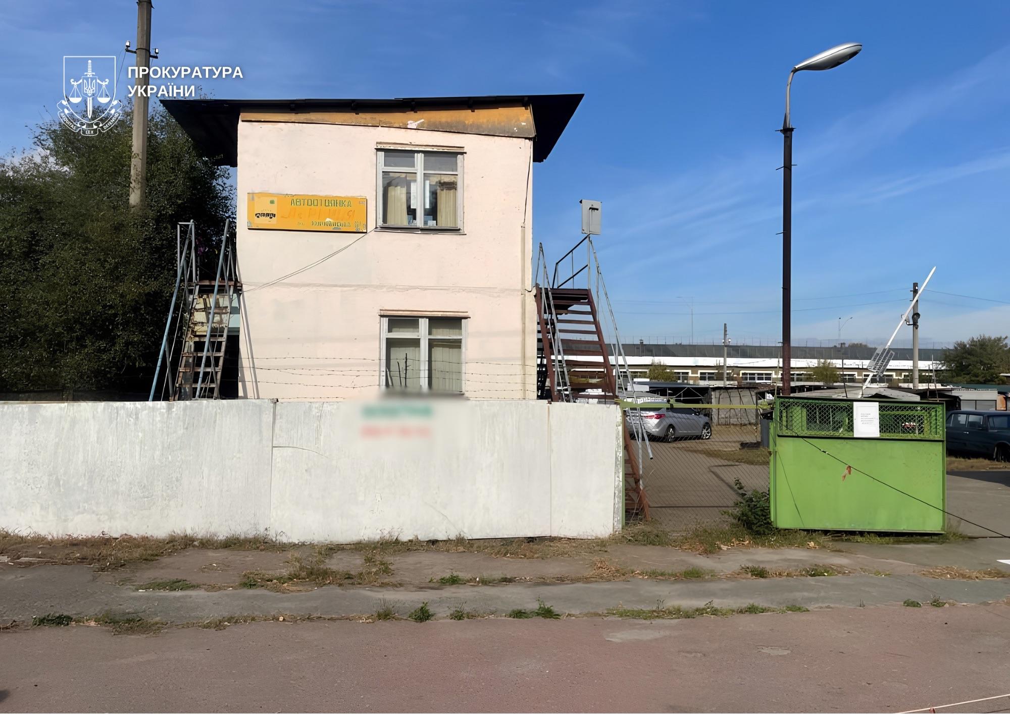 Фото до матеріалу: Суд зобов'язав звільнити 3 гектари комунальної землі в Деснянському районі від незаконних автостоянок