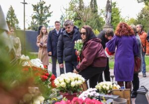 Фото до матеріалу: У Львові вшанували пам'ять Ірини Фаріон: від служби в храмі до висадження дерева на Масарика