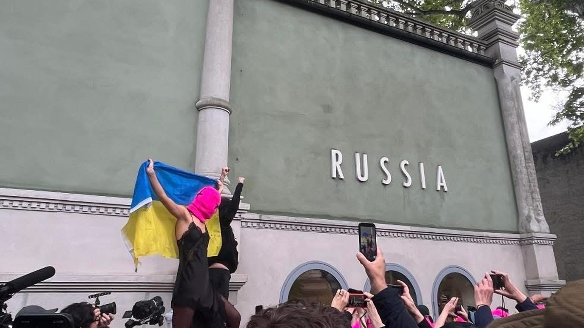 Фото до матеріалу: Скандал на Венеційській бієнале: активістки заблокували російський павільйон