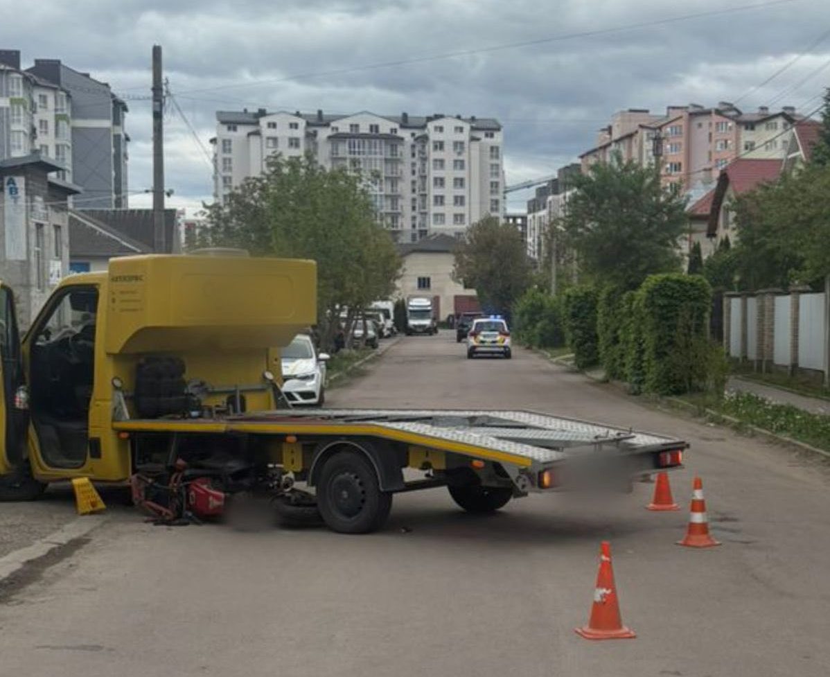 Фото до матеріалу: У Івано-Франківській громаді зіткнулися мікроавтобус і мотоцикл: є травмований