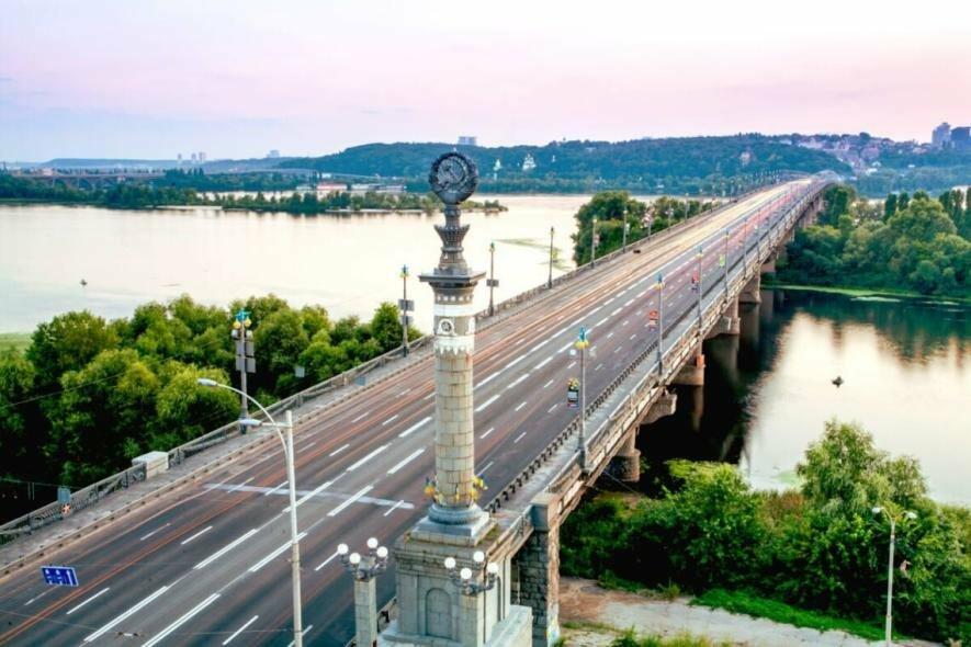 Фото до матеріалу: У Києві частково обмежать рух мостом: що потрібно знати водіям