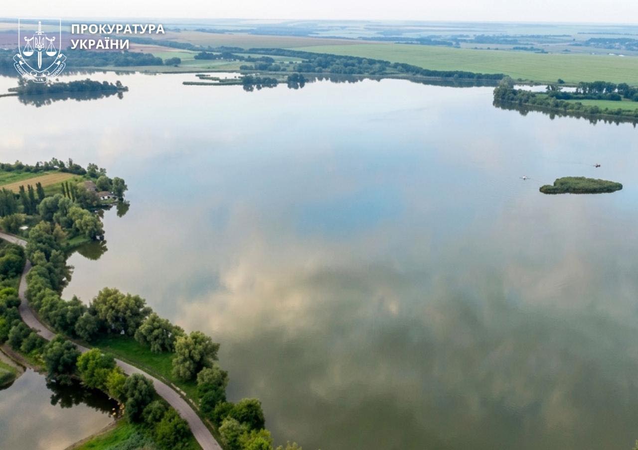Фото до матеріалу: На Уманщині прокуратура повернула «Лебедине озеро» громаді