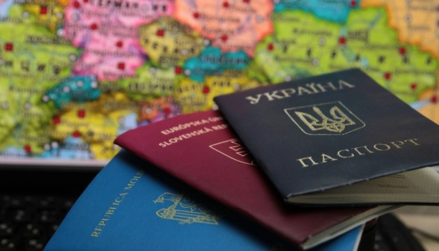 Фото до матеріалу: Чи звільнять держслужбовця за іноземний паспорт: як працює судово-юридична практика