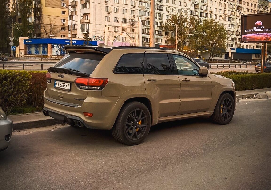 Фото до матеріалу: У Києві на вулицях з'явився потужний Jeep Grand Cherokee Trackhawk