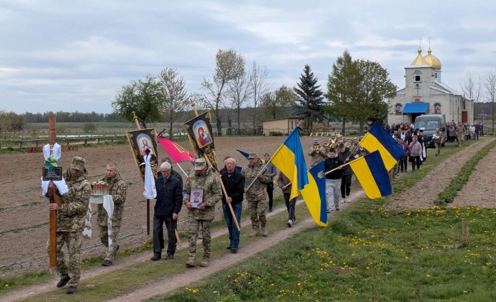 Фото до матеріалу: Іваничівська громада провела прощання з Героєм Віктором Гошком