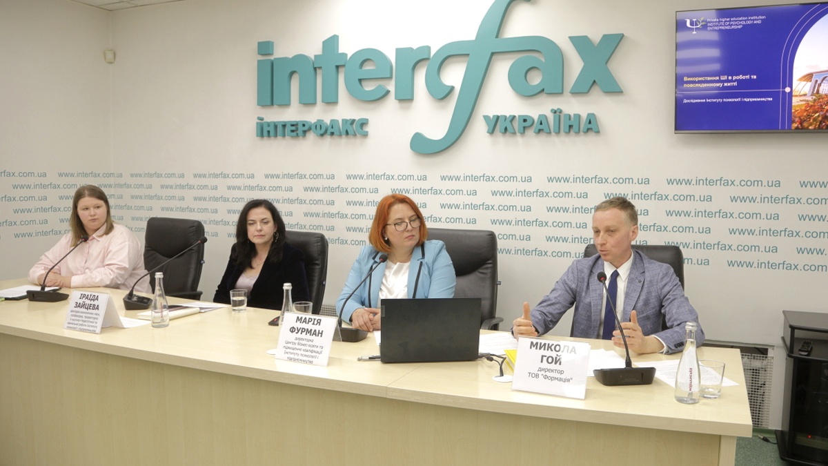 Фото до матеріалу: Штучний інтелект не замінить людей: експерти назвали навички, що збережуть роботу фахівців