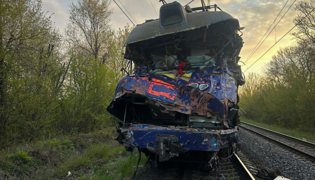 Фото до матеріалу: Поїзд Київ-Ужгород зійшов з рейок на Львівщині через зіткнення з автокраном, є загиблий і поранені