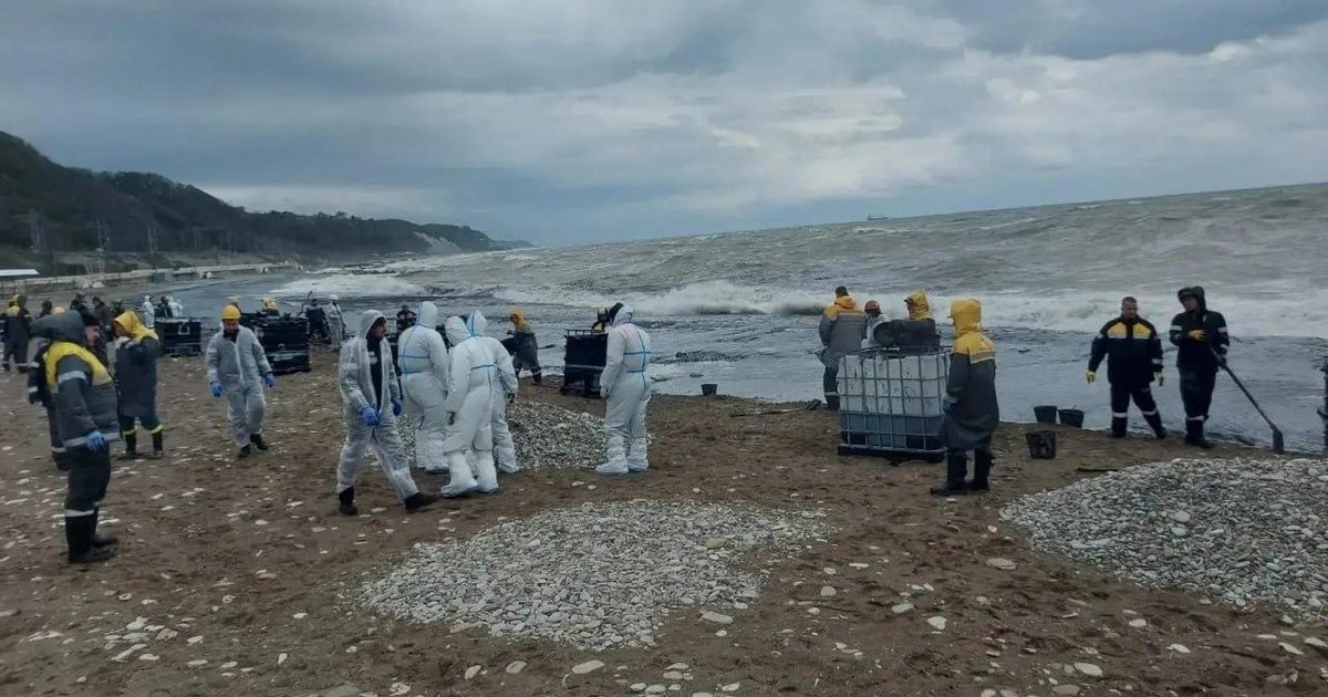 Фото до матеріалу: Туапсе обіцяє очистити пляж до 1 червня після атаки на НПЗ