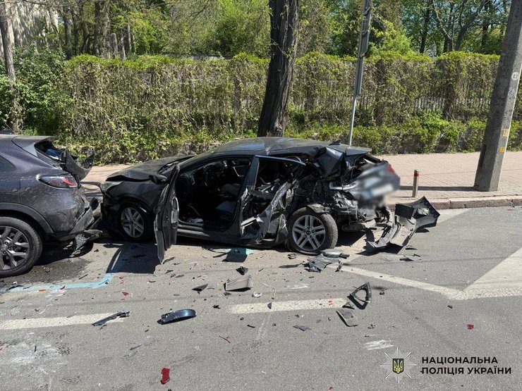 Фото до матеріалу: Погоня та масове ДТП у Києві: водій Maserati втік від поліції та збив три авто