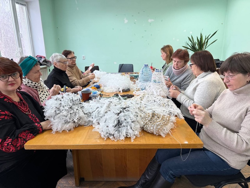 Фото до матеріалу: ВПО з Херсонщини виготовляють маскування для ЗСУ.