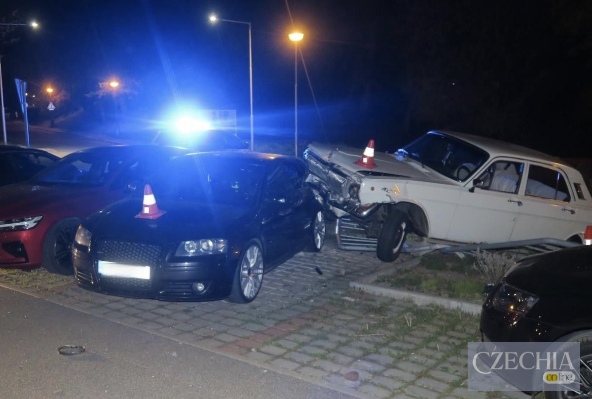 Фото до матеріалу: П'яний водій на «Волзі» протаранив паркан та дві іномарки в Чехії