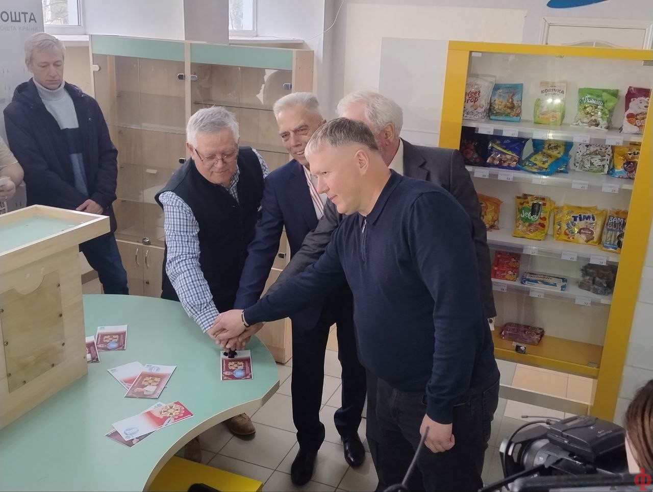 Фото до матеріалу: У Кременчуці погасили конверти з нагоди 10-річчя «медичного Оскара»