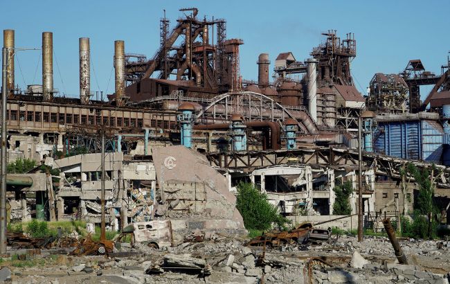 Фото до матеріалу: Окупанти викидали з музею «Азовсталь» артефакти в Донецьк