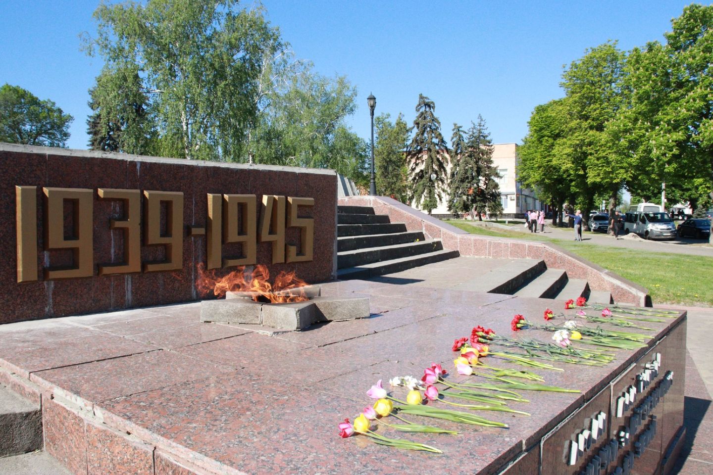 Фото до матеріалу: У Решетилівці на монументі Слави змінили дати Другої світової війни