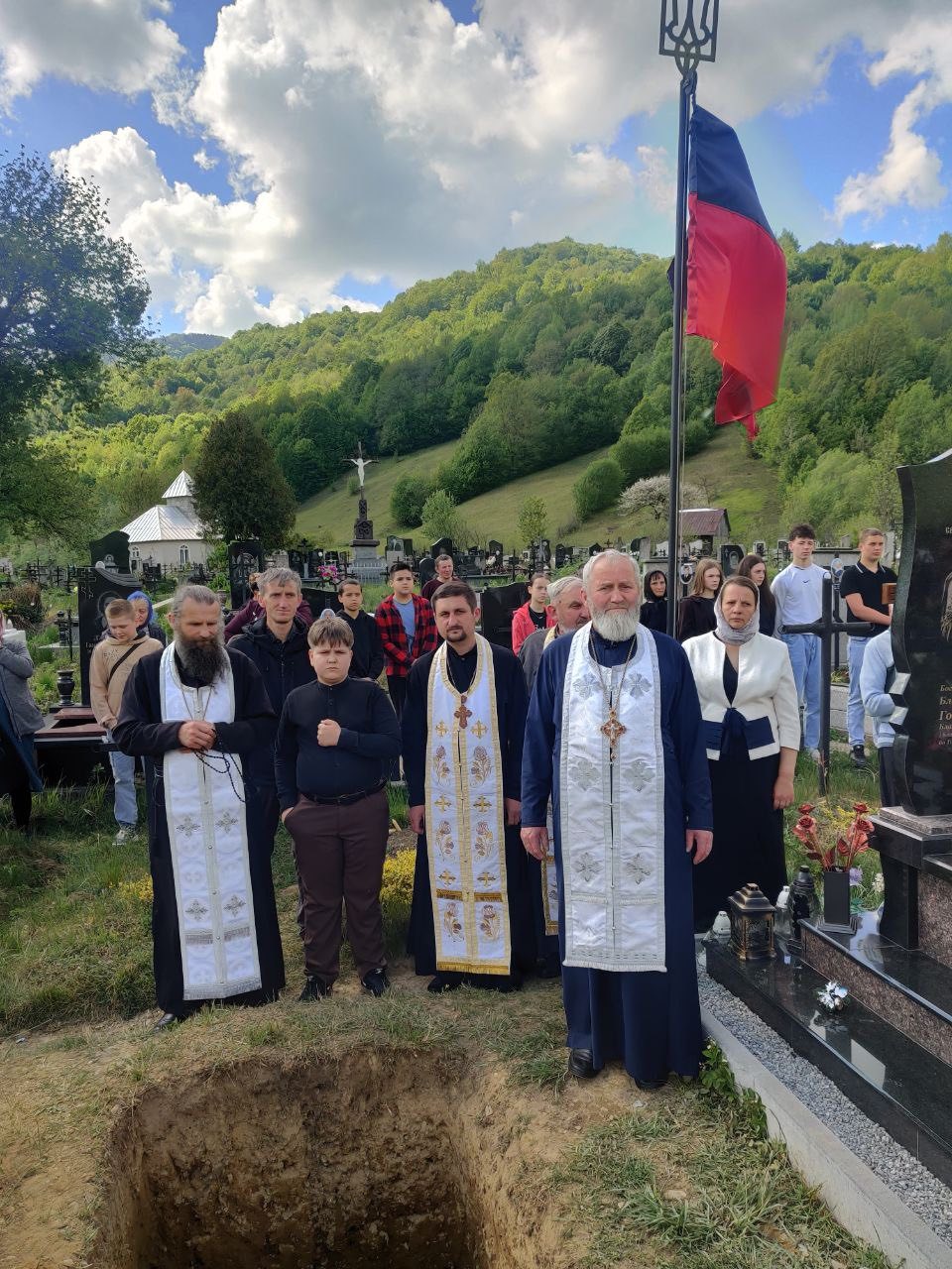 Фото до матеріалу: У Красній на Тячівщині попрощалися з воїном Степаном Грицаном