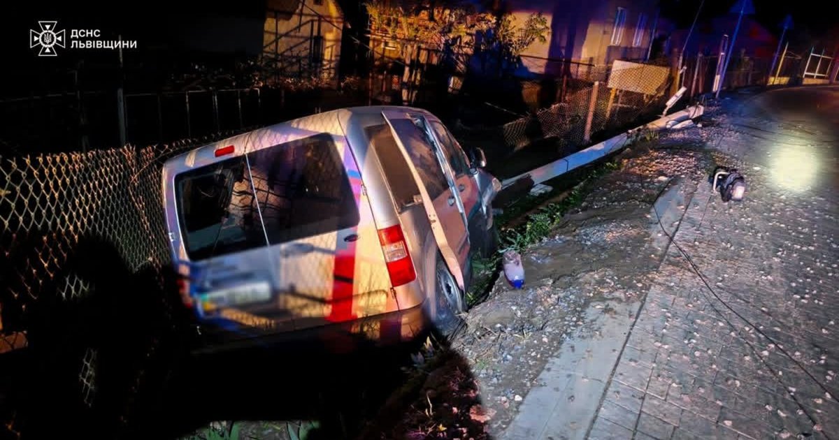 Фото до матеріалу: У Львові рятувальники деблокували водія з розбитого Ford Transit після аварії