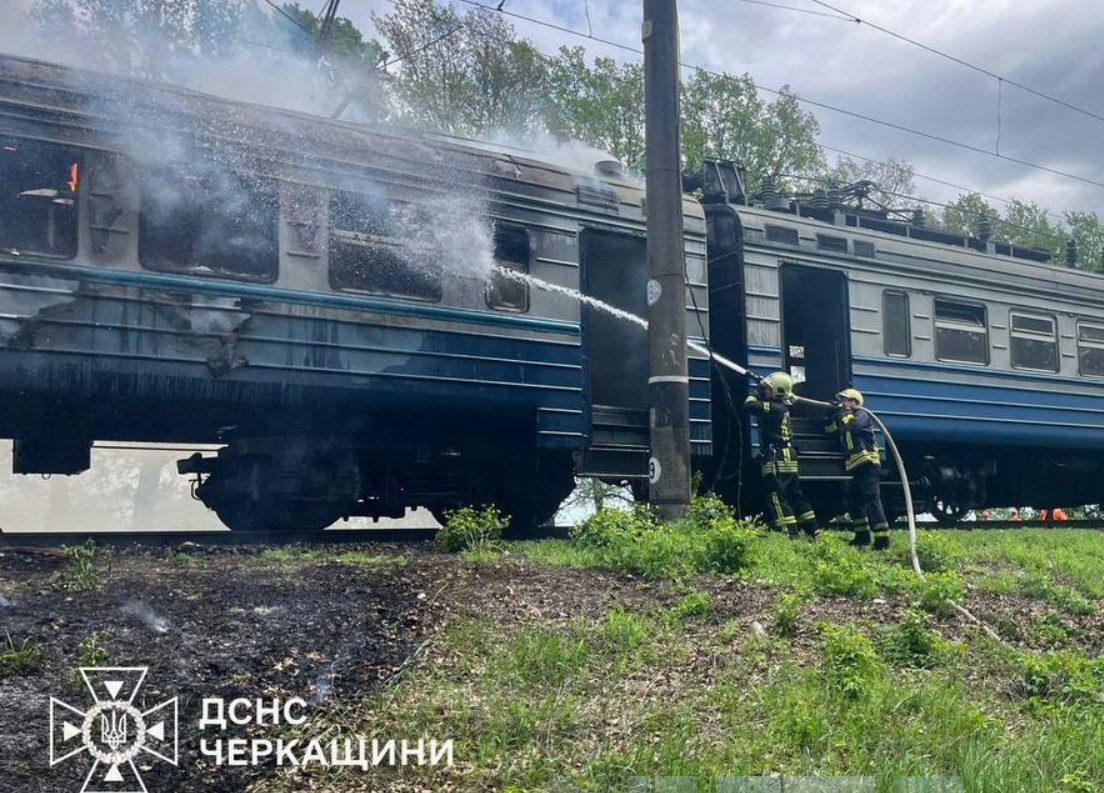 Фото до матеріалу: Під Черкасами загорівся електропоїзд: евакуацію 40 пасажирів провели без постраждалих