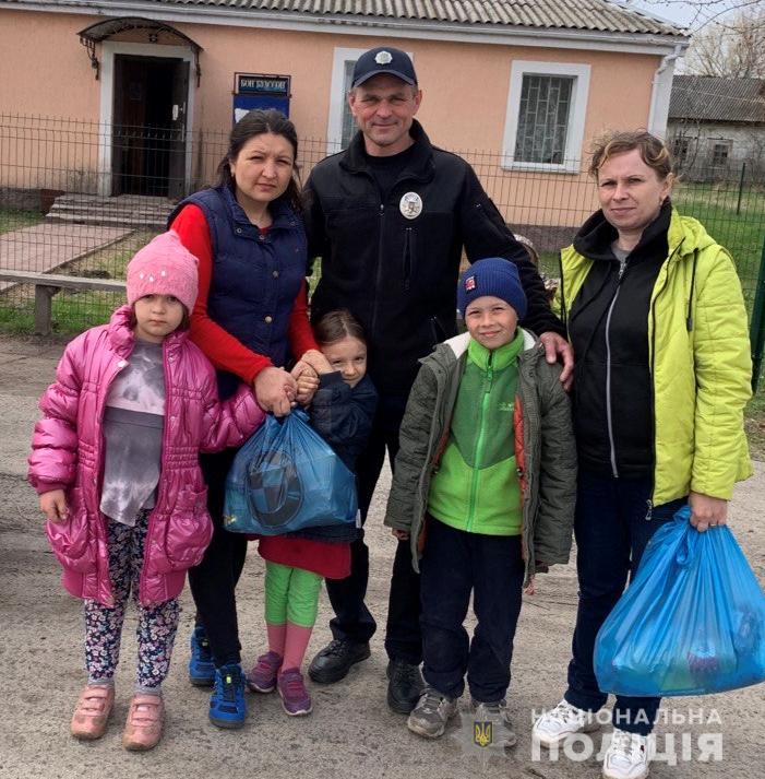 Фото до матеріалу: Поліцейські Львівщини привітали мешканців звільнених сіл Київщини з Великоднем