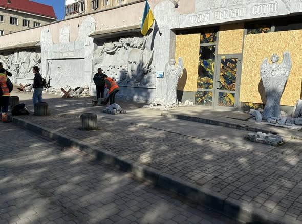 Фото до матеріалу: Франківськ: комунальники та мешканці відновлюють життя після обстрілу