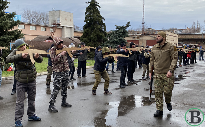 Фото до матеріалу: Медицина, озброєння, захист: у Черкасах відбулися масштабні навчання по виживанню у воєнний час (ФОТО)