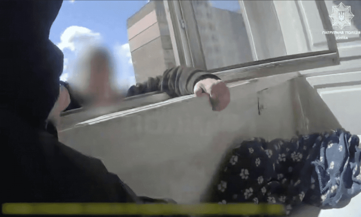 Фото до матеріалу: Поліцейські врятували жінку на 11 поверсі у Святошинському районі Києва