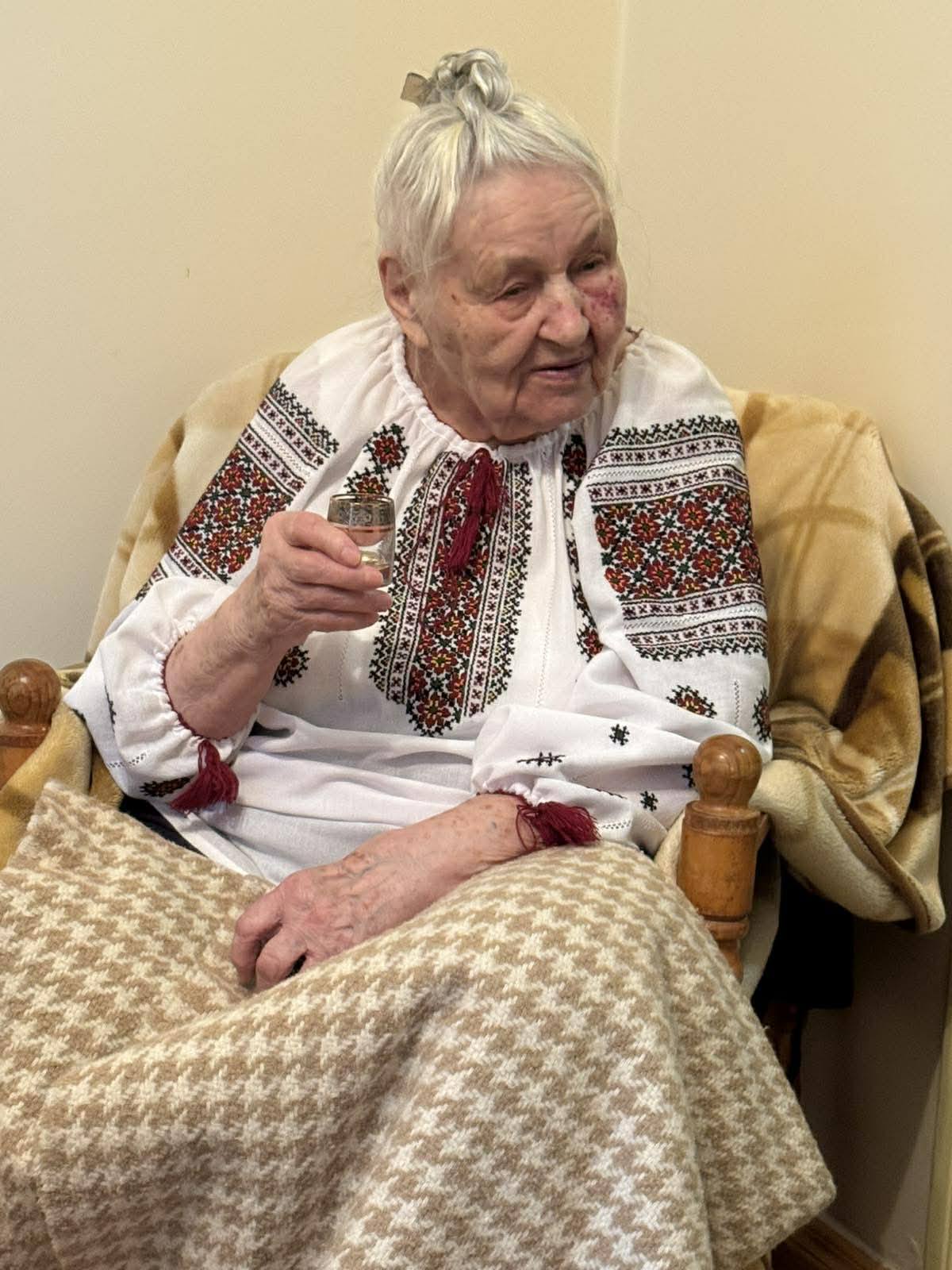 Фото до матеріалу: Марія Озарків із Яремчанщини відсвяткувала 100-річчя