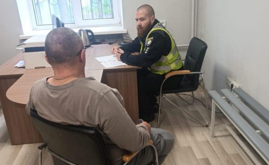 Фото до матеріалу: У Києві охоронця побив і погрожував зброєю через собаку