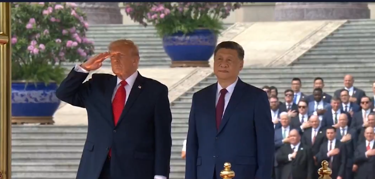 Фото до матеріалу: Трамп у Пекіні вже зустрівся із Сі Цзіньпіном: назвав його “великим лідером” і своїм другом
