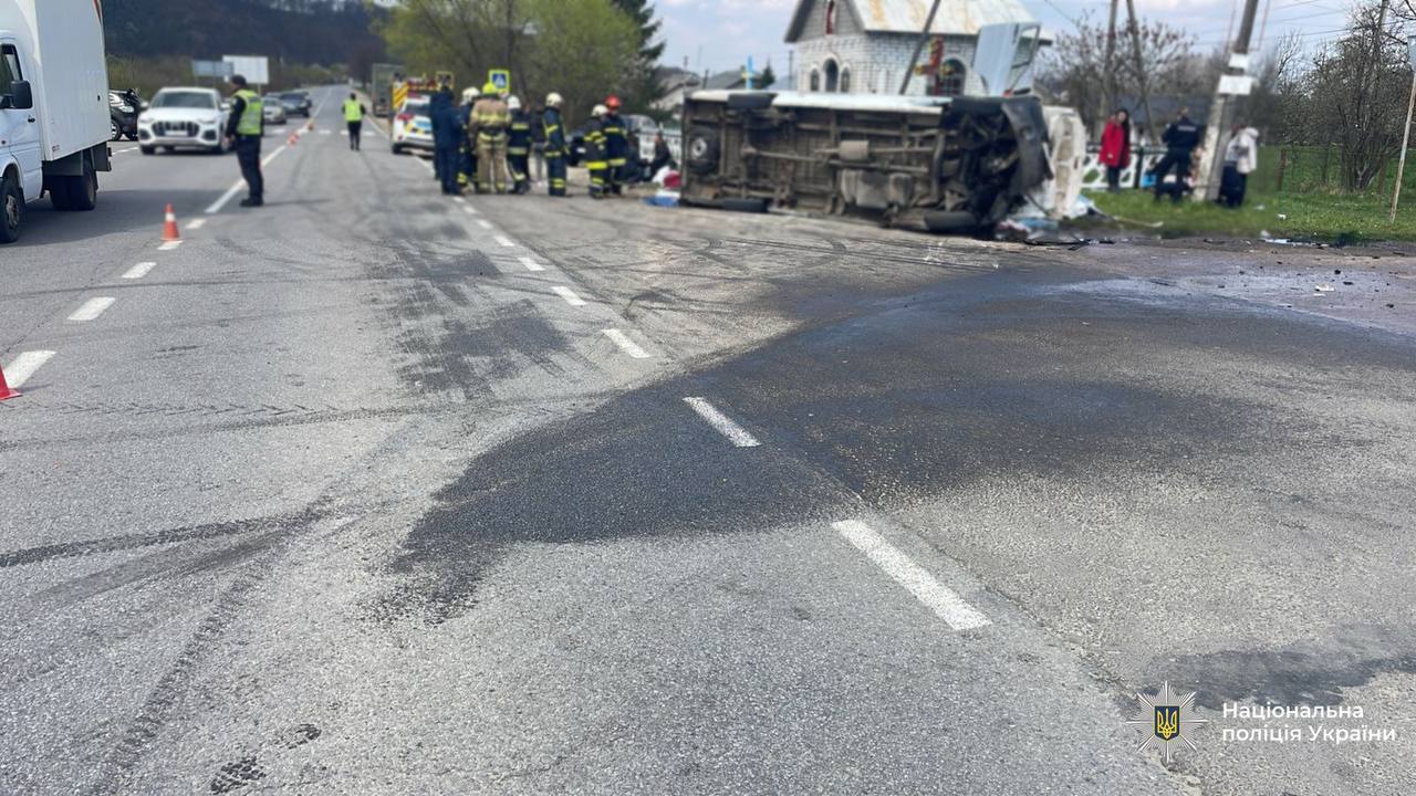 Фото до матеріалу: Трагічна ДТП на Прикарпатті: автобус «Івано-Франківськ – Львів» перекинувся, є загиблий