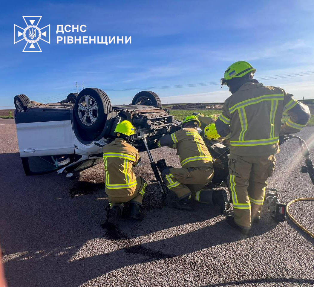 Фото до матеріалу: На Рівненщині рятувальники ліквідували наслідки ДТП за участі двох автомобілів