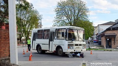 Фото до матеріалу: У Львові автобус «Еталон» збив пішохода: жінка госпіталізована, відкрито кримінальне провадження