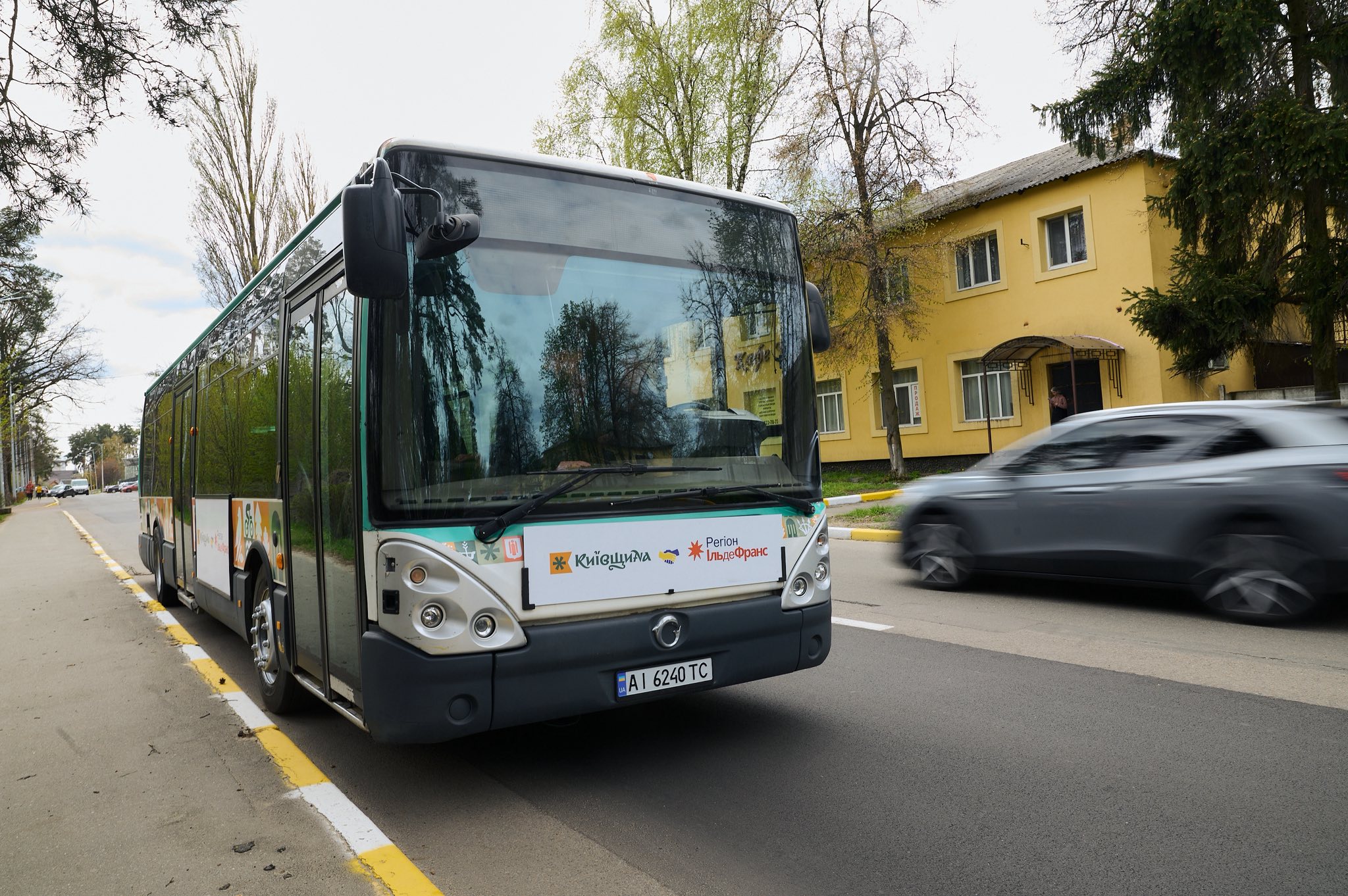 Фото до матеріалу: Буча отримала чотири автобуси від Франції: інклюзивний транспорт та мобільний пункт допомоги