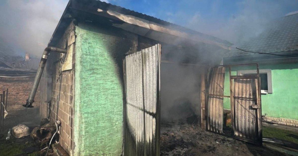 Фото до матеріалу: У Шептицькому районі: у гаражі с. Копитів сталася пожежа