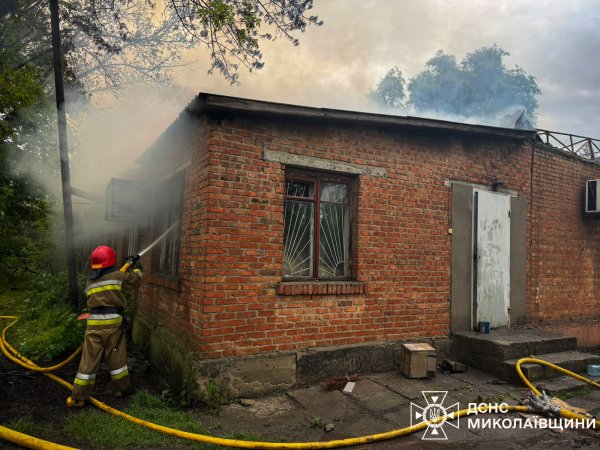 Фото до матеріалу: У Зоряному Кам'яномостівської ТГ ліквідували пожежу в неексплуатуваній будівлі