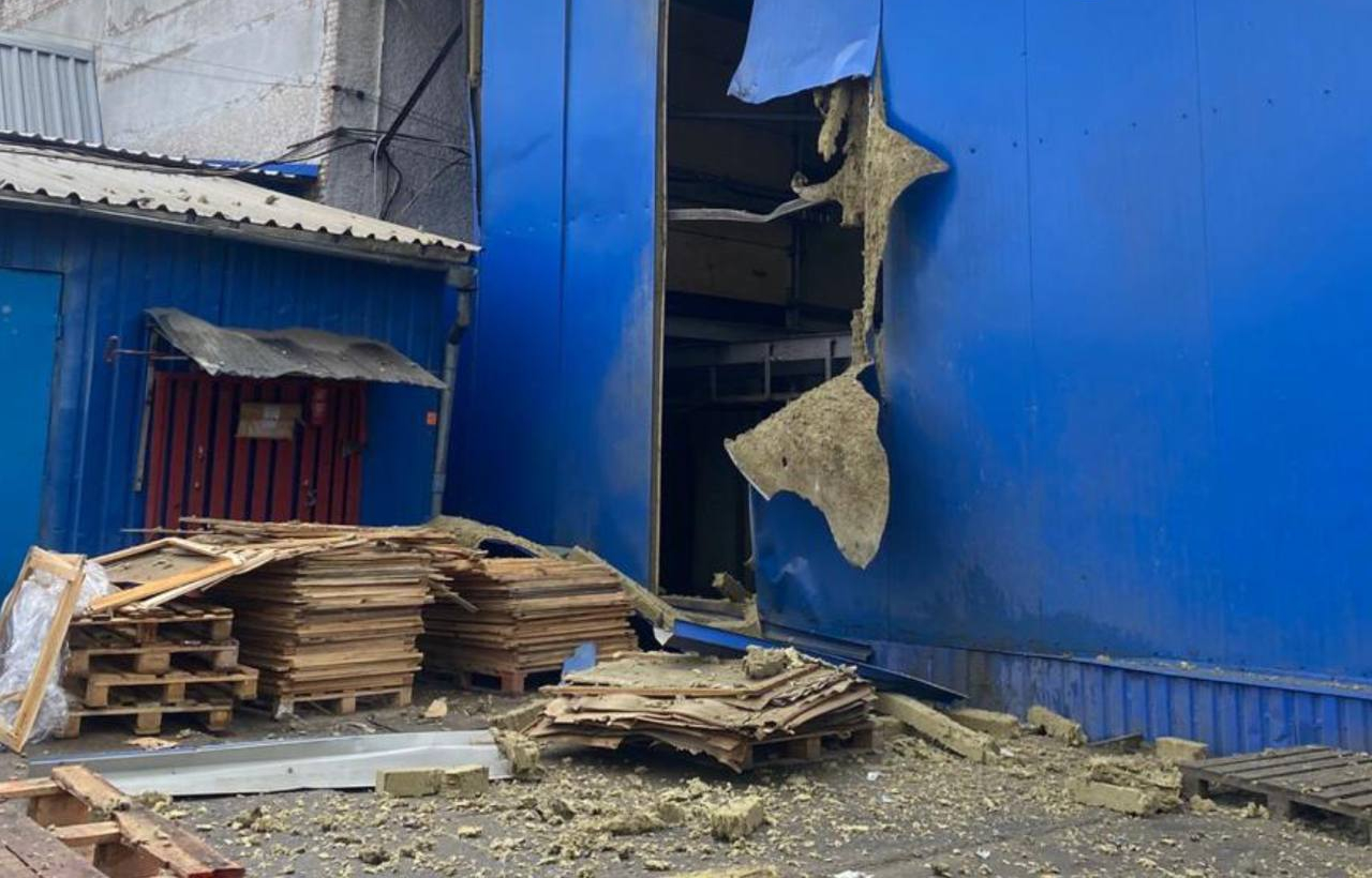 Фото до матеріалу: Дрон РФ атакував харчове підприємство в Богодухові: є поранені