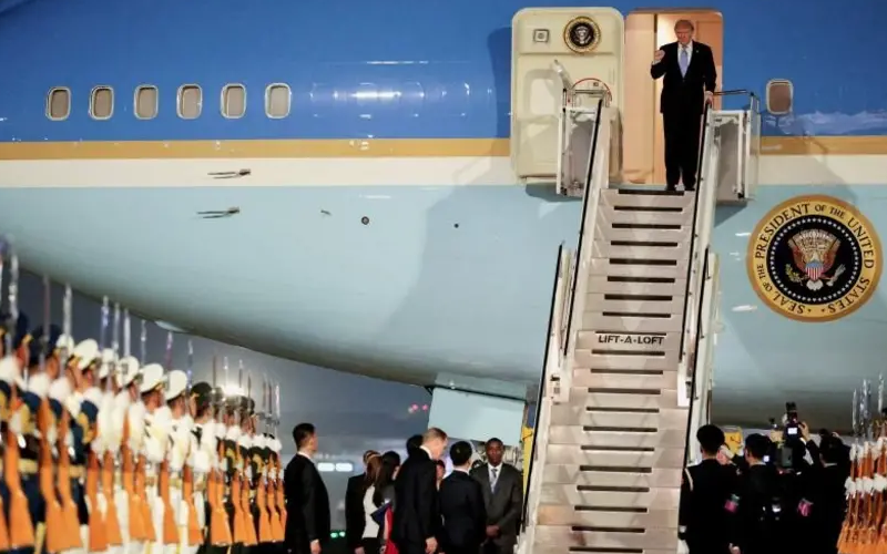 Фото до матеріалу: Трамп прибув до Китаю для переговорів із Сі Цзіньпіном