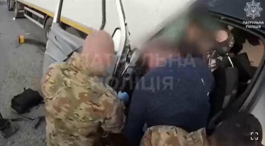 Фото до матеріалу: Смертельна ДТП на трасі Дніпро–Запоріжжя: одна жінка загинула, вісім людей врятовано