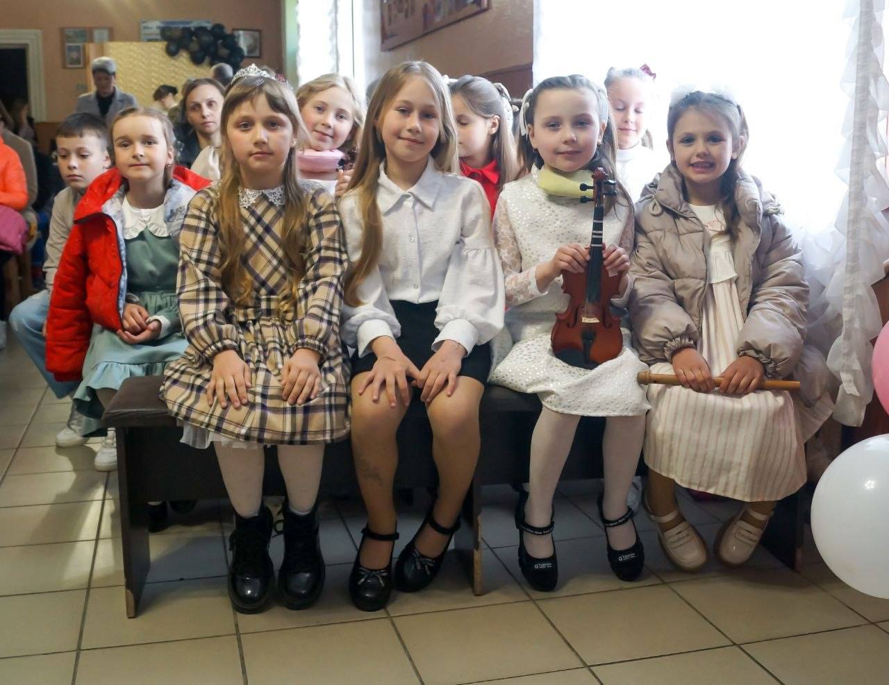 Фото до матеріалу: У Демидівці першокласники «Школи мистецтв» вперше виступили на сцені