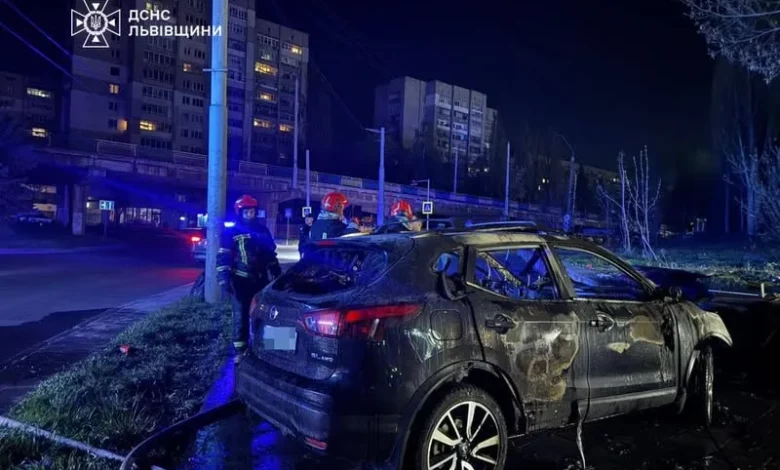 Фото до матеріалу: На перехресті Княгині Ольги та Володимира Великого у Львові згорів Nissan