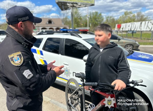 Фото до матеріалу: Поліцейські Первомайська нагадали підліткам правила безпеки на дорозі