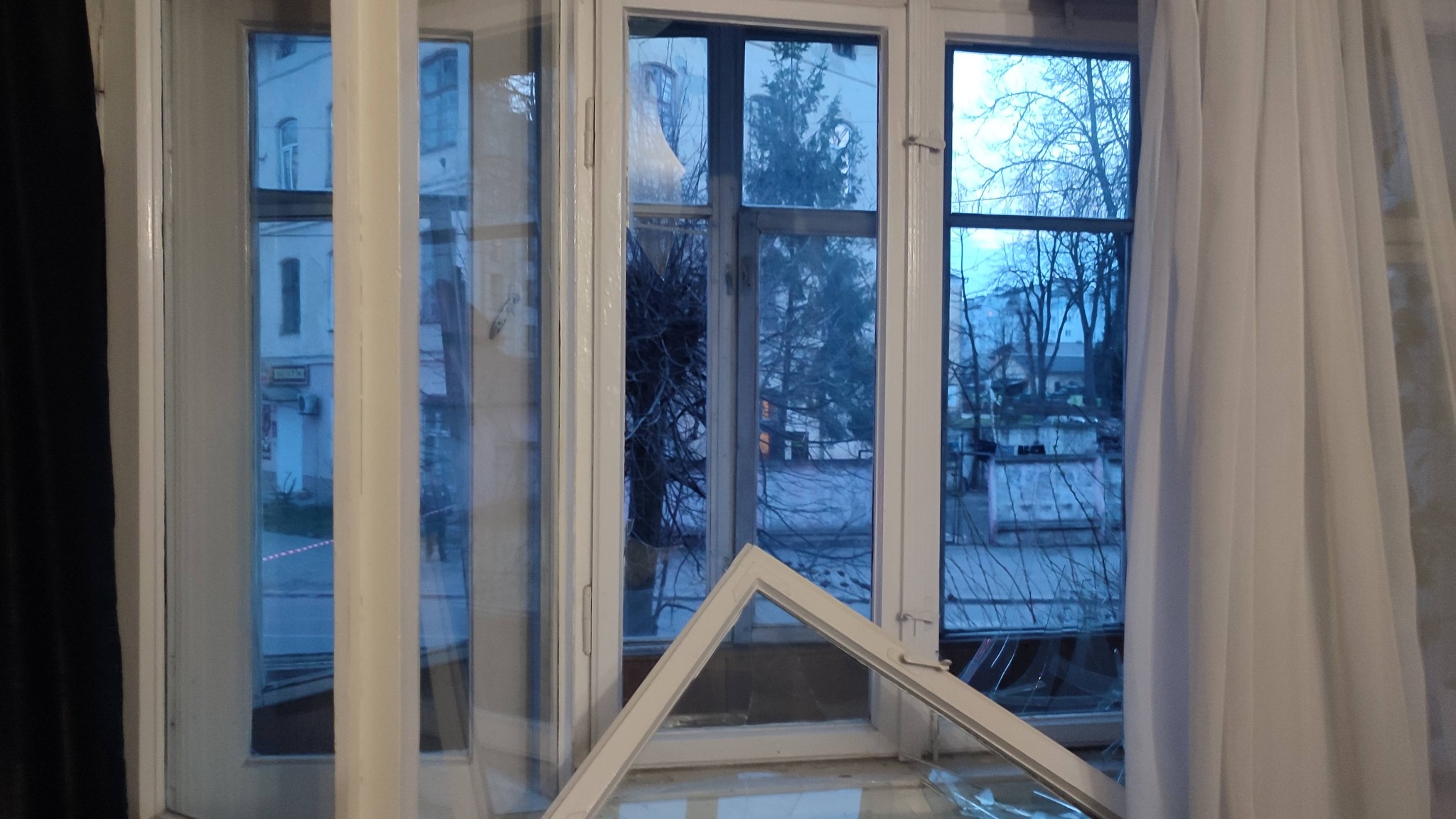 Фото до матеріалу: Другий приліт дронів на одній вулиці Івано-Франківська: квартира в склі