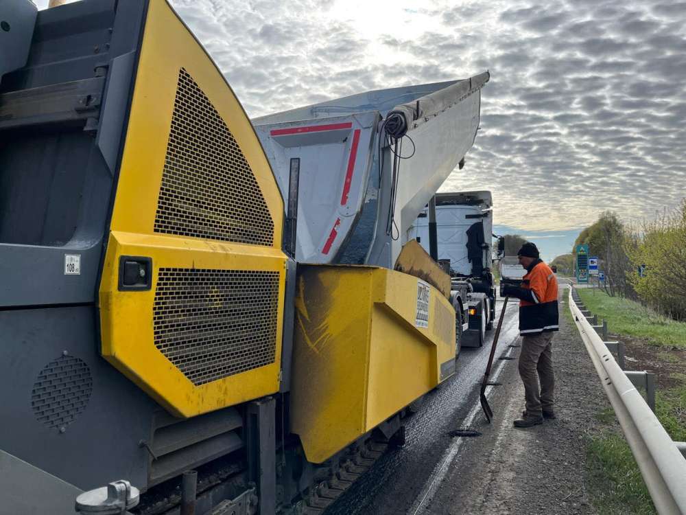 Фото до матеріалу: На Тернопільщині за тиждень відновили понад 40 тисяч квадратних метрів доріг